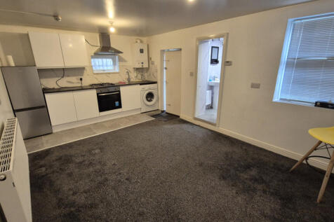 2-Bedroom Lower Ground Flat – M19 2DT (Unfurnished) Welcome to this well-presented, 2-bedroom lower ground floor flat, ideally located in the heart of Levenshulme (M19 2DT), a vibrant and