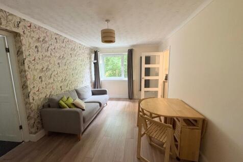 Extremely well presented bright one bedroom flat located on the second floor. The property is available fully furnished. Comprising of newly modern fitted kitchen, appliances included, good size loung