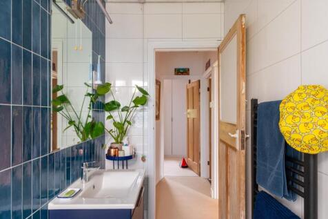 8M9RHD - Bathroom A.jpg