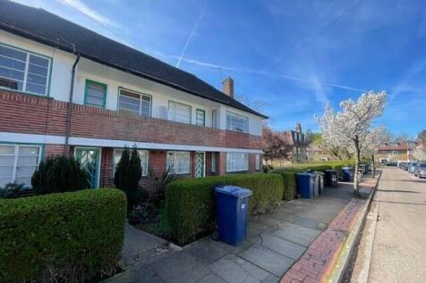 Charming 2-Bedroom Garden Flat in Peaceful Reside