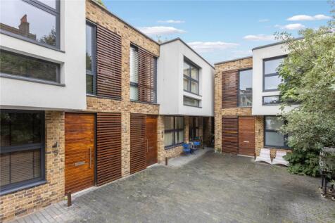 A fabulous Mews house located slightly West of Myddelton Square. Discreetly positioned behind secure gates, Ingle Mews is a small development of just nine units.