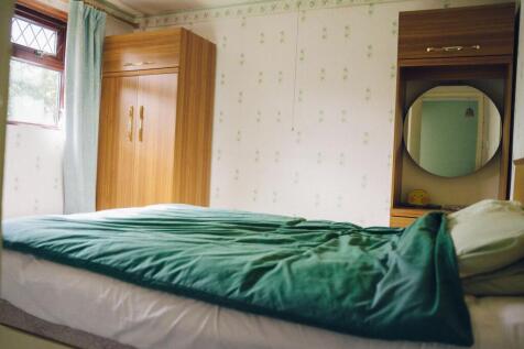 Ystafell Wely 1 / Bedroom 1