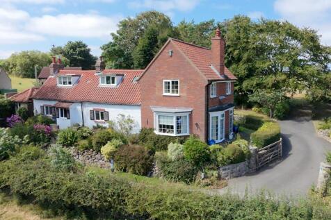 3 Bedroom Detached House with 7 Acres and Stables