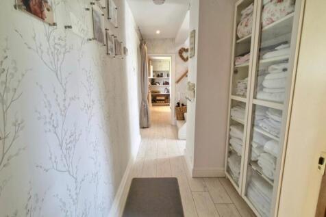 Cottage - Entrance Hall