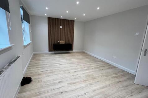 This is a 3 bedroom apartment has just undergoing a full renovation including the following - A brand new fitted kitchen with integrated fridge freezer, washer dryer, oven and ceramic hob. The kitchen