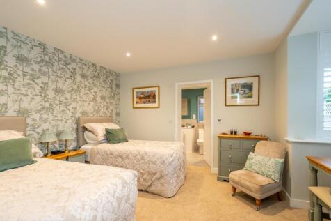 Bedroom 1 (2).jpg