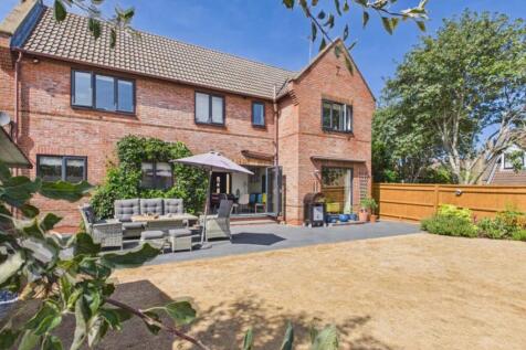 Throw open the bi-folds and let nature in!