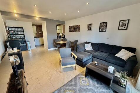 LOUNGE/KITCHEN