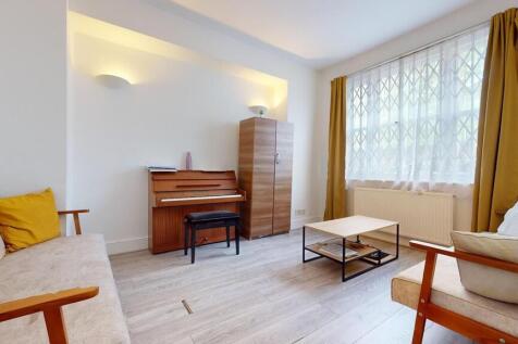 Welcome to this spacious and elegantly designed terraced house, offering comfort and convenience in the vibrant neighbourhood of Whitechapel. This property boasts six bedrooms, providing ample space f