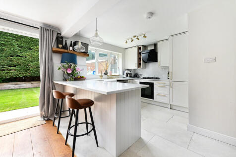 19 Globe Farm Lan...