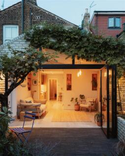 Daisy Road, E18