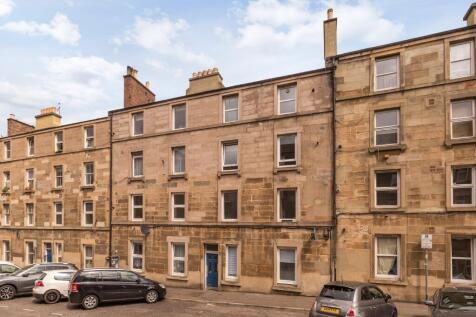 BOOK YOUR VIEWING ONLINE AT 1LET.CO.UK Bright 1-bedroom first-floor flat in Polwarth featuring a spacious double bedroom, modern bathroom with shower, and open-plan lounge/kitchen. Gas central heating