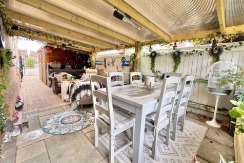 Covered outdoor living area