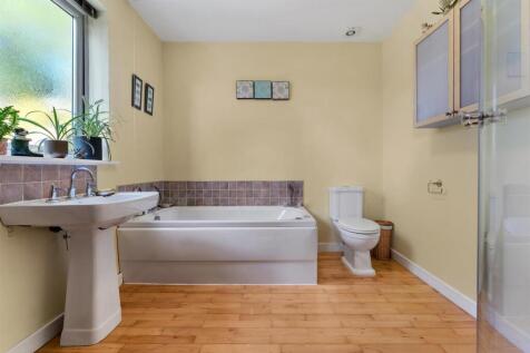 Bed 2 En Suite Bathroom