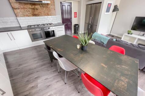 £145 PER WEEK - EN SUITE ROOM AVAILABLE IN THIS WELL PRESENTED HOUSE SHARE LOCATED CLOSE TO THE CITY CENTER - BILLS AND COUNCIL TAX INCLUDED