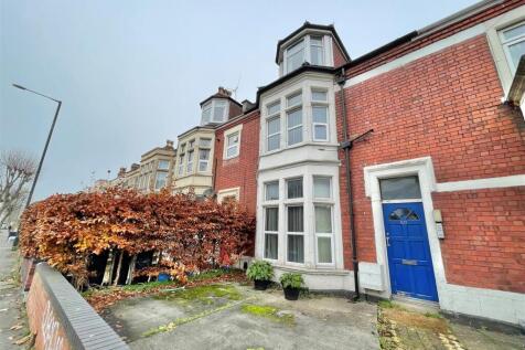 *** LARGE STUDIO FLAT IN A GREAT LOCATION IDEAL FOR PROFESSIONALS ***