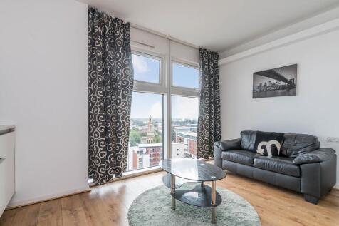 This stylish studio apartment in The Cube West offers a rare opportunity to enjoy contemporary city-centre living in one of Birmingham’s most iconic developments. Cleverly designed to maximise its 295