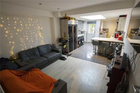 ***3D TOURS AVAILABLE ON ALL OF OUR PROPERTIES – FANTASTIC STUDENT PROPERTY – GREAT LOCATION – FIVE BEDROOMS – FIVE BATHROOMS – 2026/2027 ACADEMIC YEAR – £140 PPPW*** CALL OAKMANS TODAY TO FIND YOUR P
