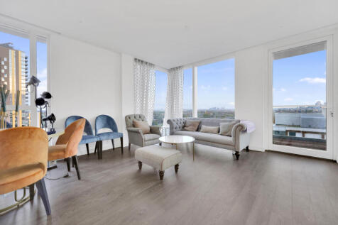 Stunning two bedroom, two bathroom apartment in the highly desired Woodberry Down Development. Residents have an onsite concierge, as well as access to gym spa and pool facilities.