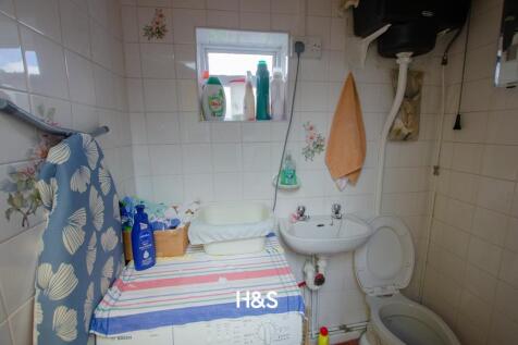 61 Fabian - Bathroom.jpg