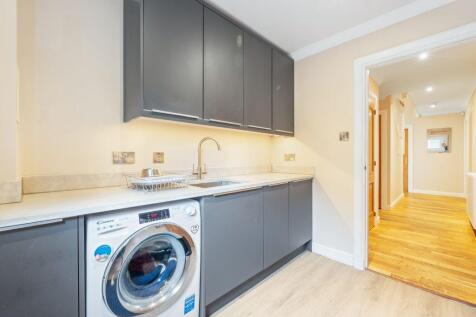 4 bed, 3 bath Detached in Leeds - Photo 5