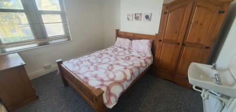 *** SUPPORTED ACCOMMODATION * DOUBLE ROOM AVAILABLE ** MODERN HOUSE ** FULLY FURNISHED*FREE WIFI ** AVAILABLE IMMEDIATELY ** TENANTS ***
