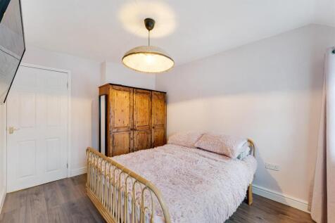 118 Coronation Drive bedroom 2.jpg