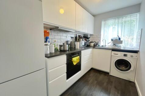 ** Zero Deposit Guarantee Available **
***AVAILABLE 27TH JULY** ***NEWLY REFURBISHED*** ***OFF-STREET GATED PARKING*** Offered to the market is this newly refurbished 1-bedroom with a sepearte office