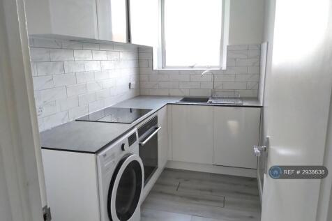 We are proud to offer this delightful 3 bedroom, 1 bathroom terraced house in a great location. Available to move in from 18 June 2026, this property benefits from available parking, a warm firep... *