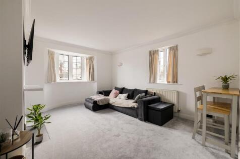 Churchfields, E18