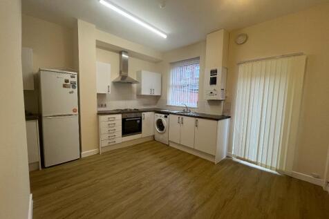 We are pleased to offer this stunning three bedroom home, just outside Manchester city centre. It underwent a full renovation 4 years ago including; a stylish new kitchen with appliances, a modern bat