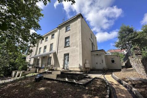NEW SHOWER ROOM - UNFURNISHED - AVAILABLE AUGUST 2026 - Well-presented ONE double bedroom first floor flat located in the popular area of Cotham/Montpelier. Modern carpets and decorations, (white good