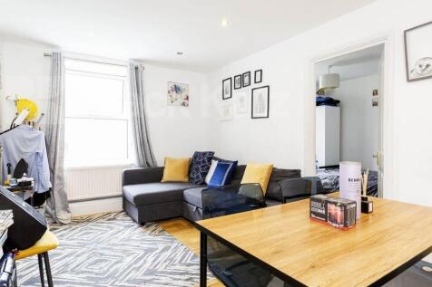 A fantastic spacious two bed apartment located within a gated double fronted development on Camden Road. This lovely apartment is bright and airy with a modern kitchen and neutral decor. The property