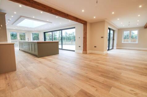 Kitchen & Dining Area