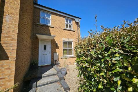 End-of-terrace 2 double bedroom house located in the sought after location with great access for Ringroad and Motorway networks. ** PROPERTY WILL BE NEWLY DECORATED ( WALLS & CEILINGS ) THROUGHOUT THE