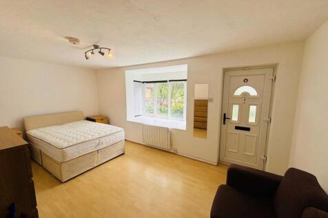 ALL ELECTRIC - LARGE STUDIO FLAT - WOOD LAMINATE FLOORING - SEPARATE FITTED KITCHEN - SPACIOUS BATHROOM - STORAGE - FURNISHED - ALLOCATED PARKING - AVAILABLE NOW - EPC BAND D - BARNET COUNCIL TAX BAND