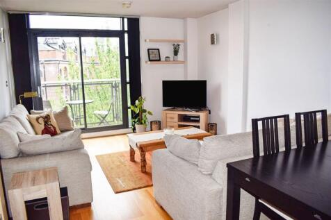 DEPOSIT FREE OPTION AVAILABLE | AVAILABLE 15TH JULY | FULLY FURNISHED | SECURE ALLOCATED PARKING A spacious, modern apartment in the popular City Gate development in Castlefield area of Manchester Cit