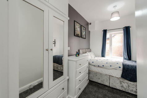 Northwood are pleased to present a room with en suite in this boutique style 5 bed HMO which comes fully furnished in a superb location in Eccles and Trafford Park only 2.4 miles away.