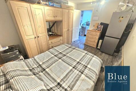 Outbuilding - Double Bedroom 