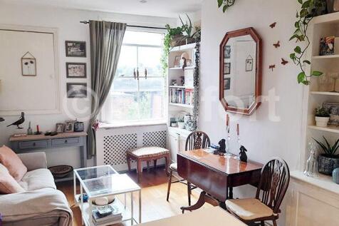 This well presented one bedroom flat is located in the heart of Hornsey within walking distance to Turnpike Lane tube and Hornsey Rail.