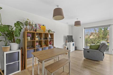5 College Court, Easton Street, HP11 1WP-6.jpg