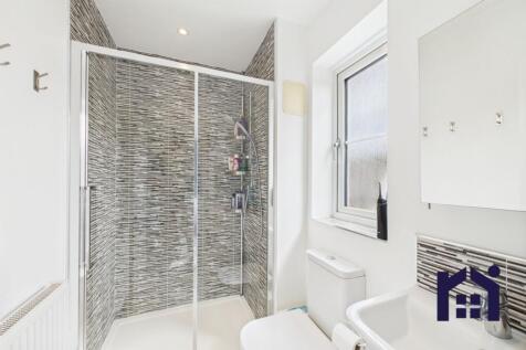 En suite to bedroom one