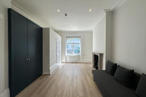**INC WATER**Alex Marks are pleased to offer this large self-contained studio flat in a period building on Mornington Cresent, the property has a modern and large open plan studio room at the front of