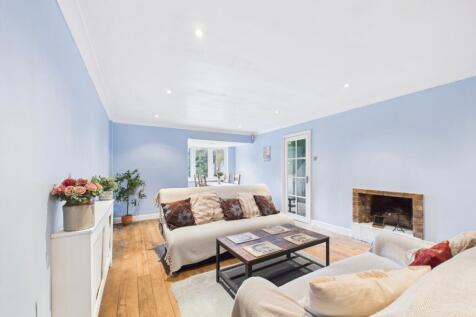 CAM02313G0-PR0094-STILL004