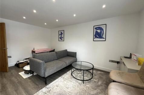 10 bed, 7 bath Apartment in Manchester - Photo 4