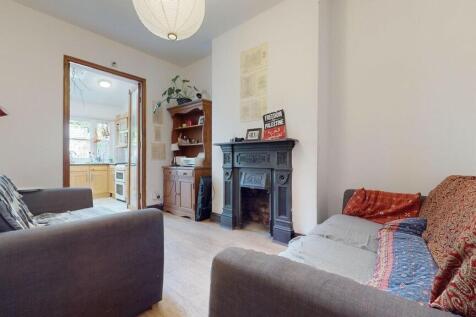 Roomfinders proudly presents this fantastic six-bedroom terraced house on Ashfield Street, right in the heart of buzzing Whitechapel. Perfectly suited for students or professional sharers, this fully