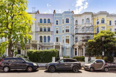 A bright, beautifully-presented maisonette to rent in Notting Hill, W11. An exceptional three-bedroom, two-bathroom apartment arranged over the the first and second floors of an attractive period buil
