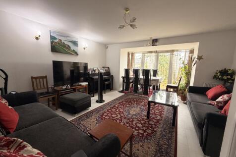 ** Zero Deposit Guarantee Available **
Connells are delighted to present this immaculate, four bedroom town house, situated in the most desirable Willowherb Road, Lyde Green. This property benefits fr