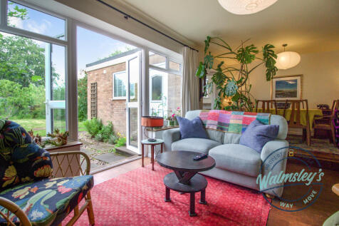 Sitting dining room with tiered dining area