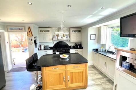 KITCHEN/BREAKFAST AREA